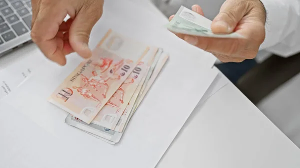 Uomo Conta Singaporean Dollari Ufficio Suggerendo Affari Finanza Temi Economia — Foto Stock