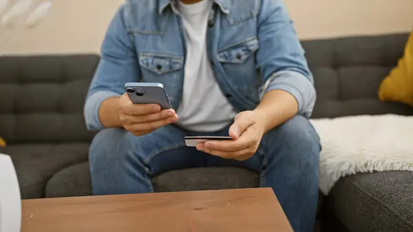 Man Using Credit Card Smartphone Online Shopping While Sitting Sofa — Stock Photo, Image