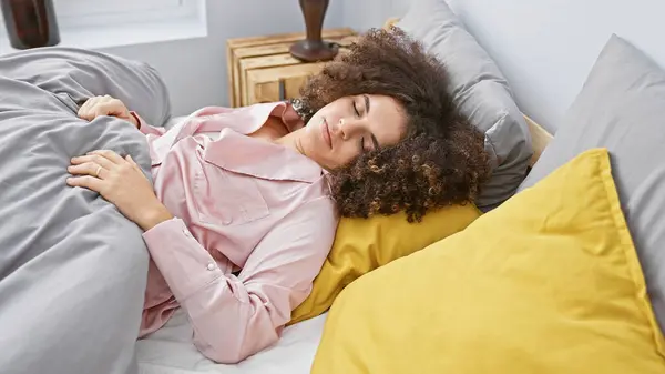 Молодая Латиноамериканка Вьющимися Волосами Мирно Спит Уютной Спальне Вызывая Спокойствие — стоковое фото