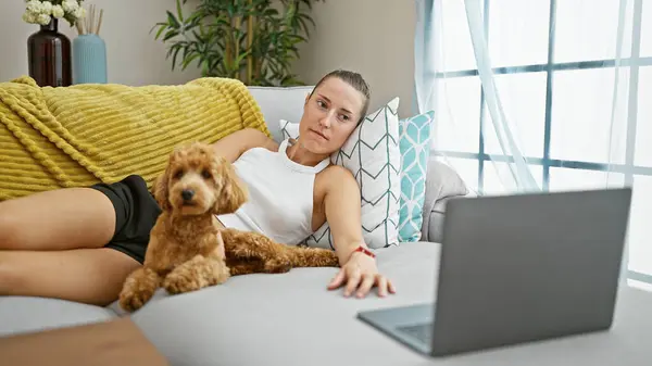 Junge Kaukasische Frau Mit Hund Schaut Film Auf Laptop Hause — Stockfoto