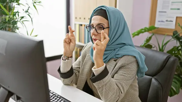 Espérant Femme Âge Moyen Hijab Croise Les Doigts Dans Cadre — Photo