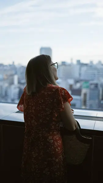メガネで美しいヒスパニック系ビジネスマン 日本の都市スカイラインの高層ビューから街並みを魅了 — ストック写真