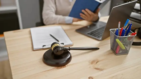 成熟した女性弁護士は オフィスでノートパソコン タケル 木製デスクの法的文書で働いています — ストック写真