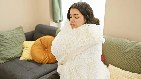 Young Hispanic Woman Wrapped Cozy Blanket Rests Peacefully Sofa Well — Stock Photo, Image