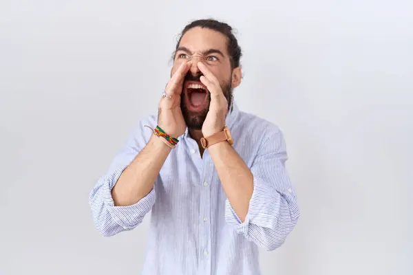Sakallı Sıradan Tişörtlü Ağzı Kapalı Kızgın Bir Şekilde Bağıran Spanyol — Stok fotoğraf