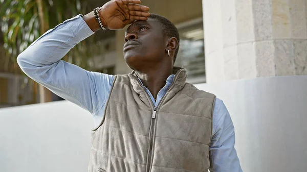 Bel Homme Africain Ombrageant Les Yeux Avec Main Regardant Loin — Photo