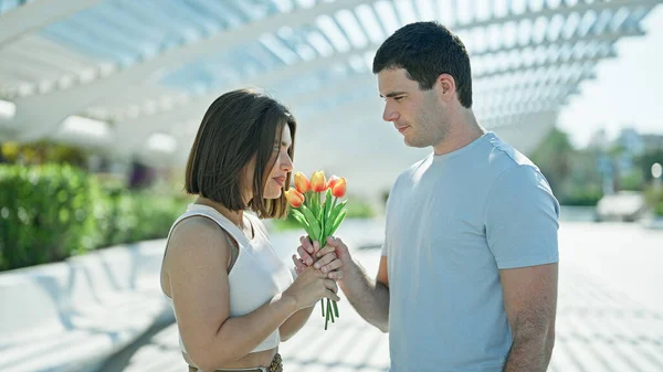 Mooi Paar Verrassing Met Boeket Bloemen Staan Samen Het Park — Stockfoto