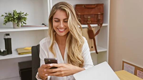 Confident Young Blonde Businesswoman Winningly Works Her Laptop Sending Joyful — Stock Photo, Image