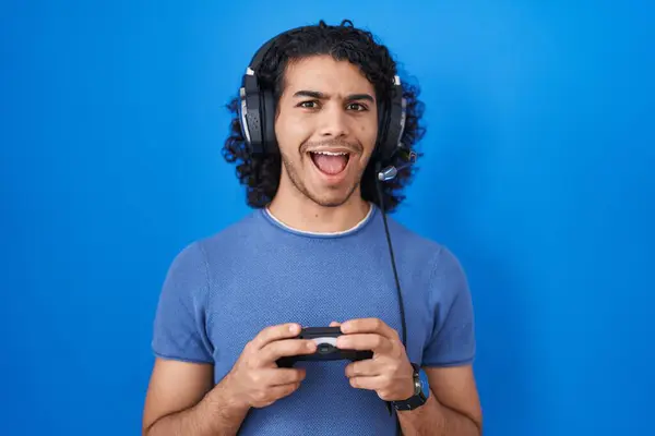 Hispánec Muž Kudrnaté Vlasy Hraní Videohry Držení Ovladač Slaví Blázen — Stock fotografie