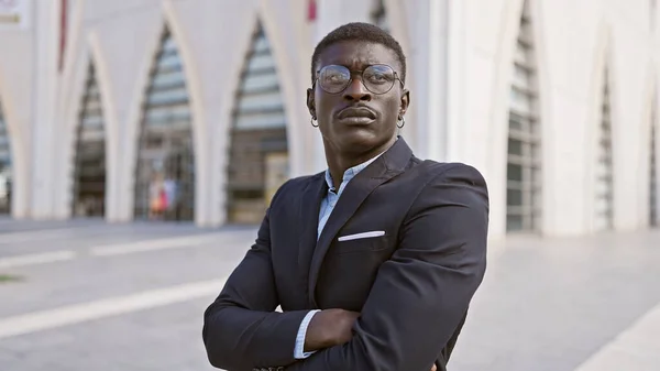 Африканский Американец Костюме Стоящий Оружием Городской Улице Выражающий Уверенность — стоковое фото
