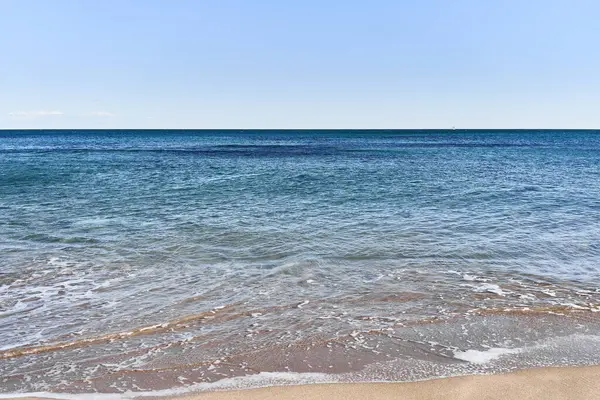平静而清澈的海景 蔚蓝的海水轻柔地拍打在蔚蓝的天空下的沙滩上 — 图库照片
