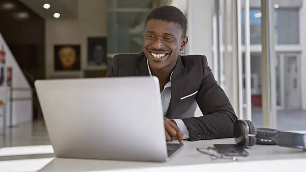 Glad Afrikansk Man Arbetar Bärbar Dator Modern Kontorsmiljö Porträttera Företag — Stockfoto
