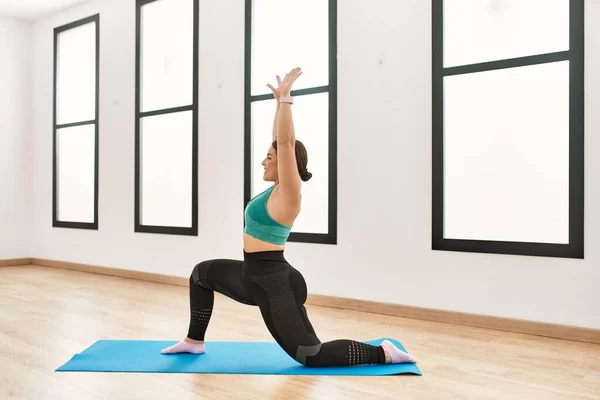 Junge Schöne Hispanische Frau Lächelt Selbstbewusst Yoga Training Sportzentrum — Stockfoto