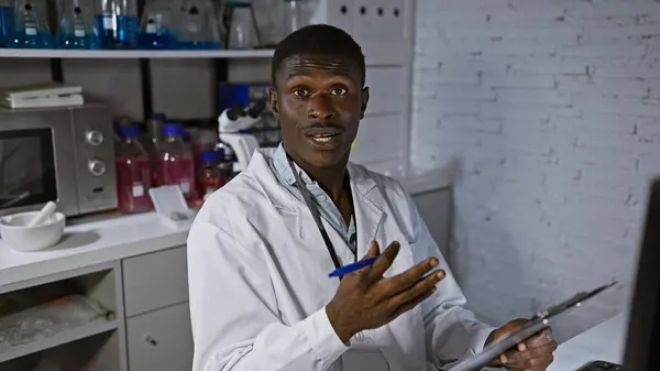 Africain Homme Scientifique Laboratoire Recherche Manteau Professionnel — Photo