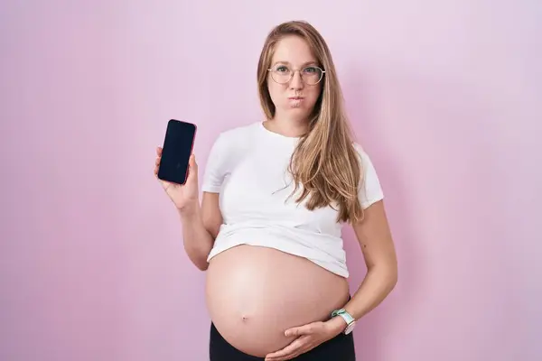Junge Schwangere Frau Zeigt Bauch Mit Smartphone Wangen Mit Lustigem — Stockfoto