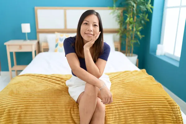 Genç Asyalı Kadın Yatakta Kendinden Emin Bir Şekilde Gülümsüyor — Stok fotoğraf