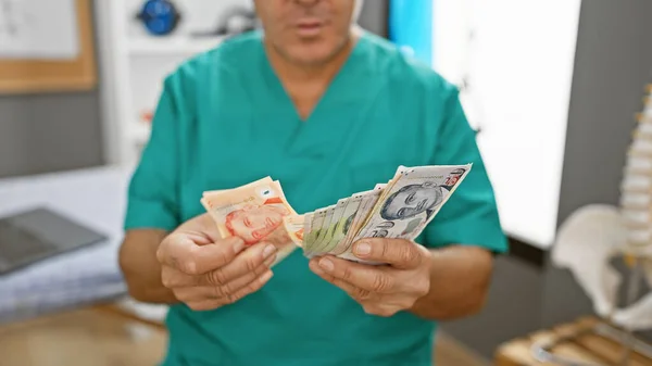 Ένας Μεσήλικας Ποδιά Μετράει Δολάρια Στο Εσωτερικό Μιας Ιατρικής Κλινικής — Φωτογραφία Αρχείου