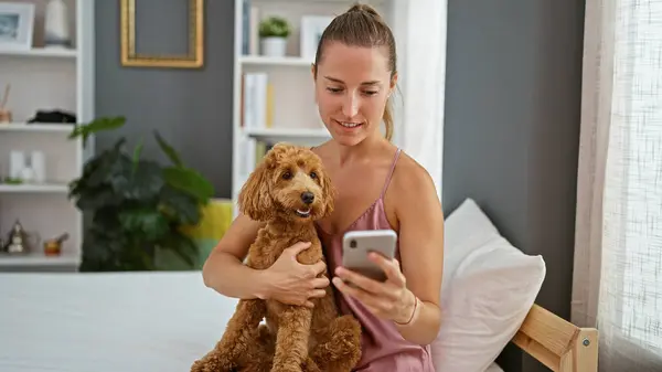 Junge Kaukasierin Mit Hund Mit Smartphone Schlafzimmer — Stockfoto