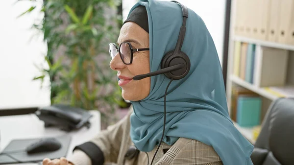 Profesjonalna Kobieta Hidżabie Słuchawkach Pracująca Nowoczesnym Środowisku Biurowym — Zdjęcie stockowe