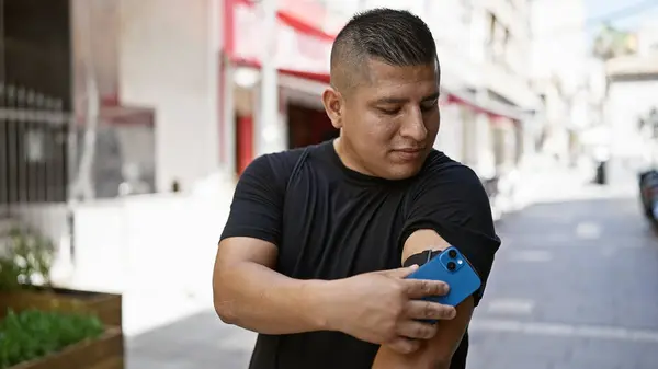 Kendine Güvenen Genç Latin Adam Akıllı Telefonunu Kullanarak Şehirde Diyabet — Stok fotoğraf