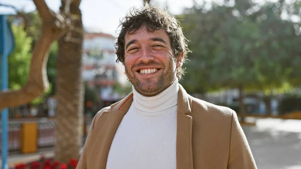 Schöner Bärtiger Hispanischer Mann Der Draußen Einem Sonnigen Stadtpark Lächelt — Stockfoto