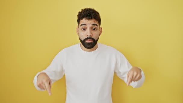 Wow Amazed Young Man Cheerful Latin Beard Pointing Awesome Advertisement — Stock Video