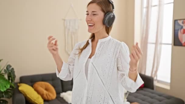 Una Joven Mujer Caucásica Disfruta Música Los Auriculares Bailando Alegremente — Vídeo de stock