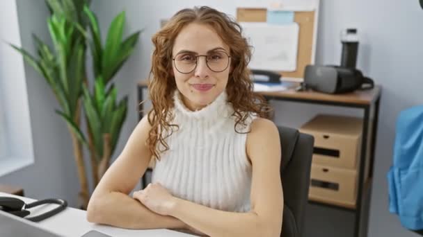 Radiante Mujer Joven Con Confianza Trabajo Parpadeando Signo Victoria Con — Vídeo de stock