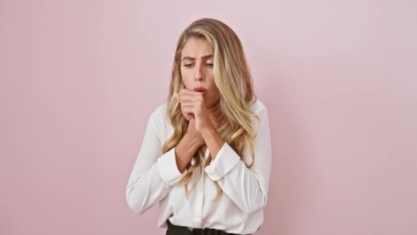Нездоровая Молодая Блондинка Рубашке Кашель Холодный Бронхит Предупреждение Розовом Изолированном — стоковое видео