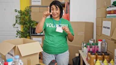 Neşeli İspanyol bir kadın gönüllü puan veriyor ve arka planda 