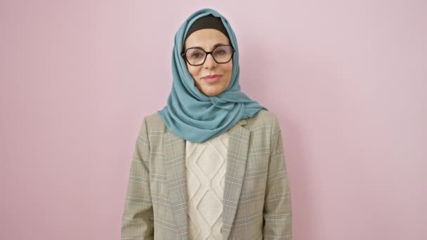 Mulher Hispânica Meia Idade Alegre Hijab Deliciosamente Aponta Para Sua — Vídeo de Stock