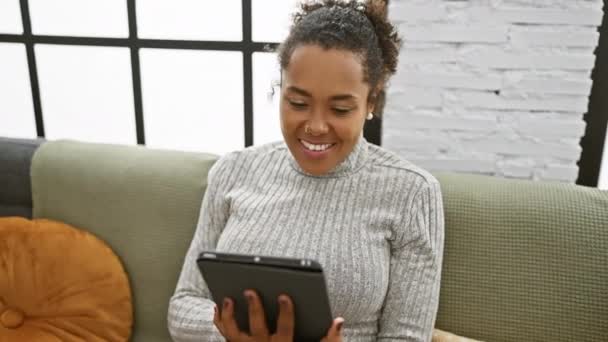 Oturma Odasındaki Kanepede Tablet Kullanan Gülümseyen Kadın — Stok video