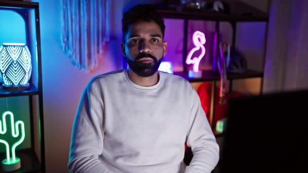 Sakallı Yakışıklı Spanyol Adam Geceleri Neon Işıklı Oyun Odasında Kollarını — Stok video