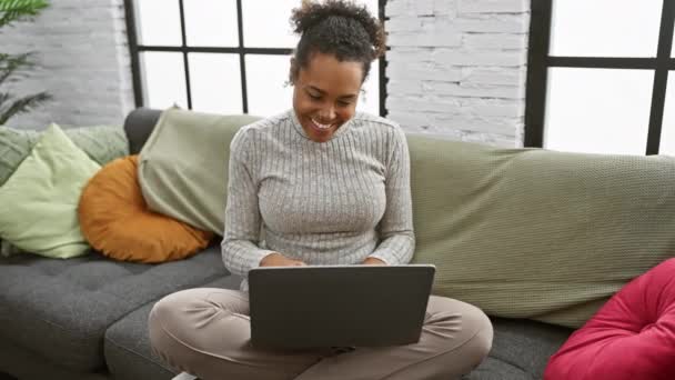 Mulher Sorridente Usando Laptop Sofá Sala Estar Brilhante — Vídeo de Stock