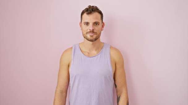 Strålande Ung Man Bär Ärmlös Shirt Utstrålar Självförtroende Lycka Och — Stockvideo