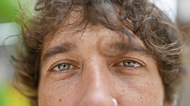Zbliżenie Portret Przystojnego Młodego Mężczyzny Kręconymi Włosami Uderzającymi Oczami Miejskim — Wideo stockowe