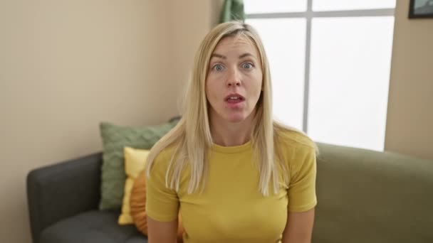 Chockerande Kul Upptäckt Ung Blond Kvinna Shirt Pekar Sida Med — Stockvideo