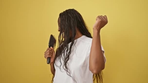 Eine Fröhliche Frau Mit Lockigem Haar Singt Mit Einem Kamm — Stockvideo