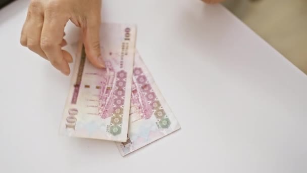 妇女的手在白写字台数着沙特里亚尔钞票 — 图库视频影像