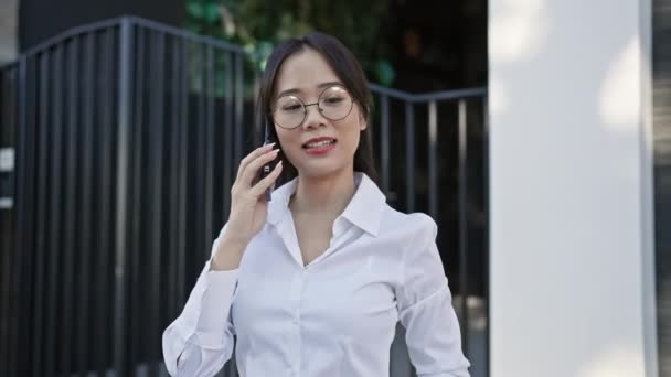 Китайська Бізнес Леді Перевіряє Час Наручнику Під Час Розмови Телефону — стокове відео