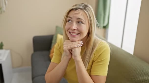 Joyeux Jeune Femme Blonde Shirt Gloussant Honteusement Maison Les Mains — Video