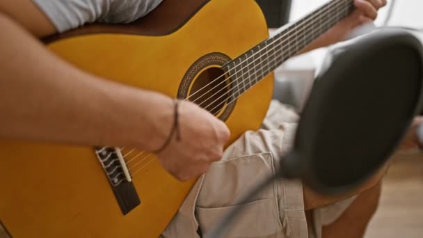 Крупним Планом Молодий Іспаномовний Чоловік Грає Акустичній Гітарі Приміщенні Біля — стокове відео