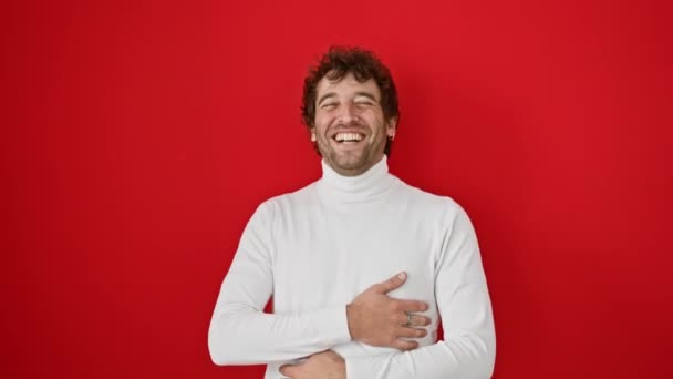 Vreugdevolle Jonge Spaanse Man Lachend Een Trui Hard Lachend Van — Stockvideo