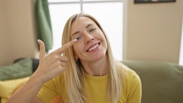 Blonde Junge Frau Mit Breitem Lächeln Zeigefinger Auf Die Nase — Stockvideo