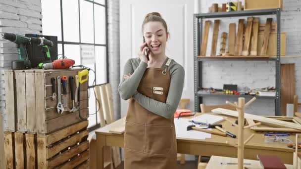 Sorrindo Jovem Mulher Avental Telefone Oficina Carpintaria Brilhante — Vídeo de Stock