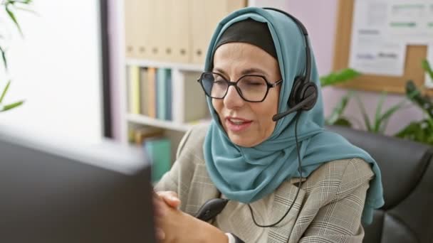 Eine Reife Frau Hidschab Und Brille Mit Headset Schreibtisch Auf — Stockvideo