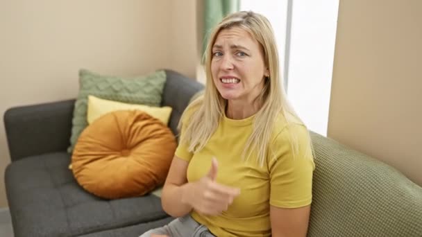 Maison Jeune Blonde Inquiète Shirt Main Sur Menton Nerveusement Réfléchissant — Video