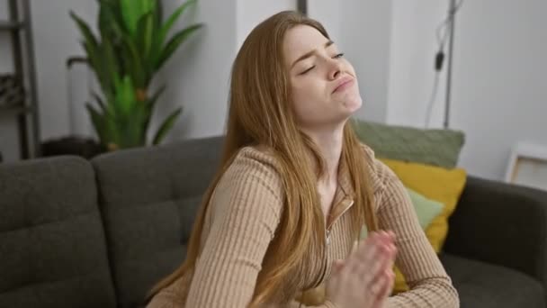 Doa Putus Asa Wanita Pirang Muda Yang Emosional Tangan Menggenggam — Stok Video