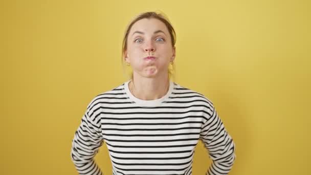 Genç Sarışın Kadın Komik Bir Ifadeyle Dilini Dışarı Çıkartıyor Izole — Stok video