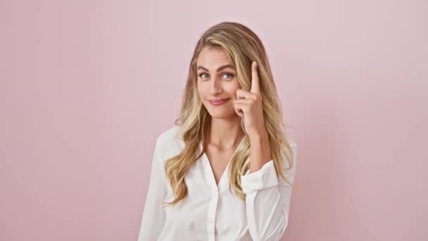 Весела Молода Блондинка Стоїть Вказуючи Голову Одним Пальцем Одягнена Сорочку — стокове відео